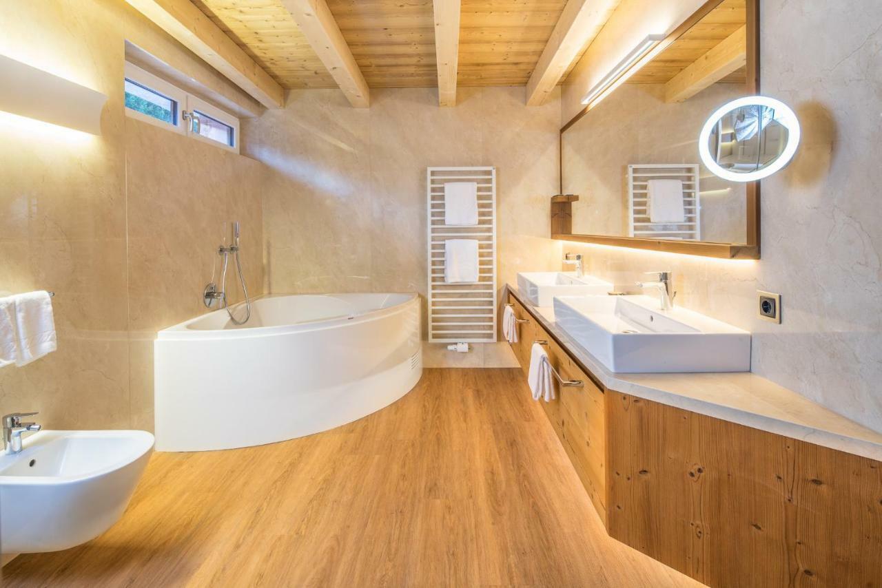 Suite with Hot Tub,893615050:JPEG